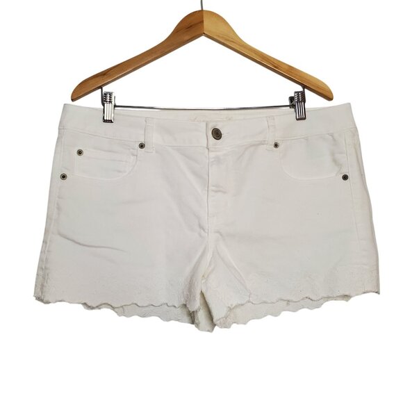 American Eagle Pants - American Eagle Womens White Denim Shorts With Floral Hem Detail Size 18